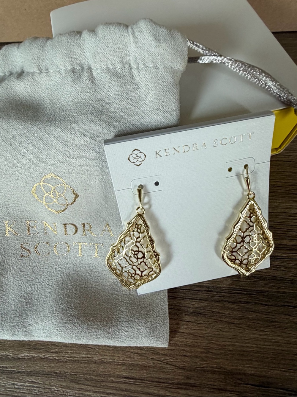 NWT Kendra Scott Addie Gold Drop Earrings in Gold Filigree - Picture 3 of 6
